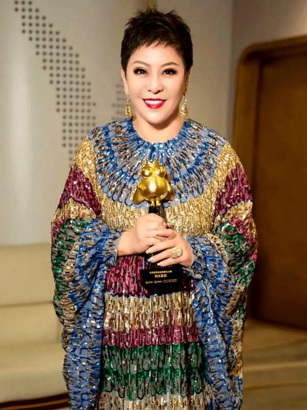 向太每月给向华强前妻10万赡养费 想当年，向华强被判决每月支付一任妻子丁佩母女5