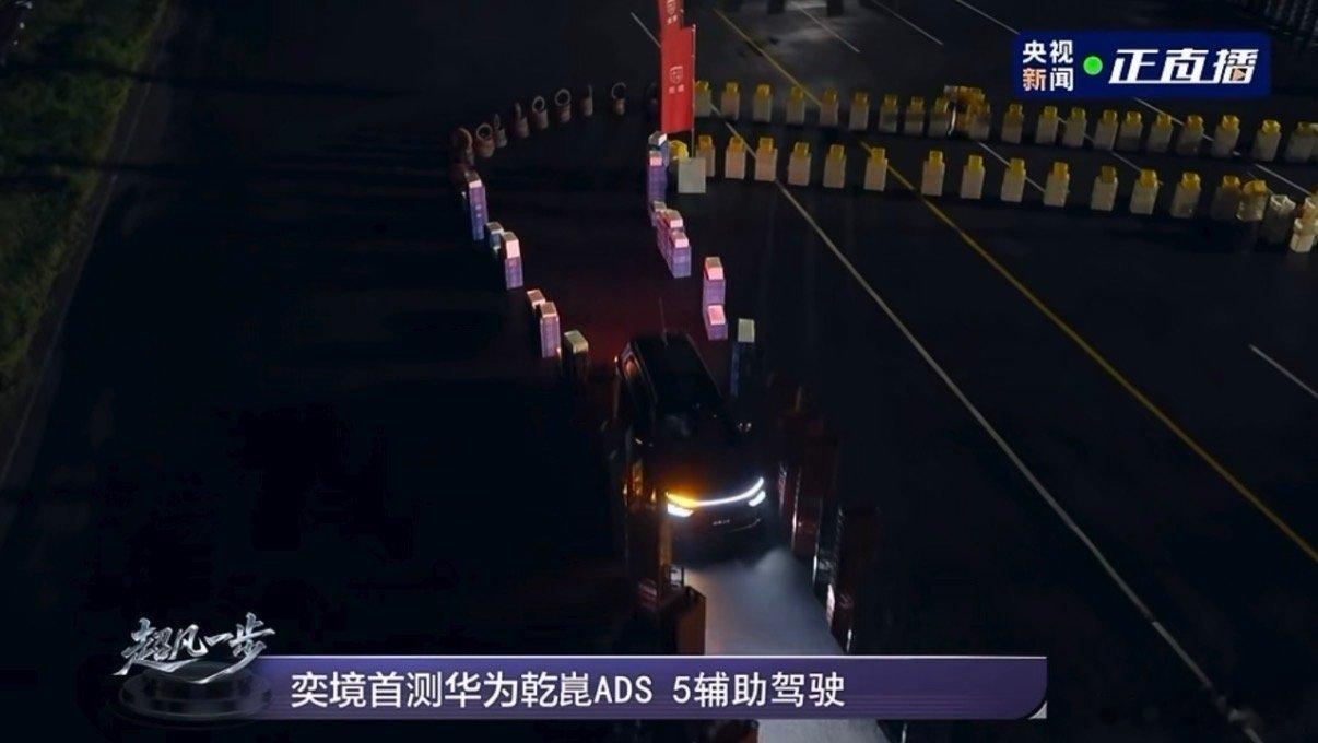夜间开车最担心什么秋冬夜晚寒风大，行人裹厚外套过马路反应迟缓，路口无信号灯，远光