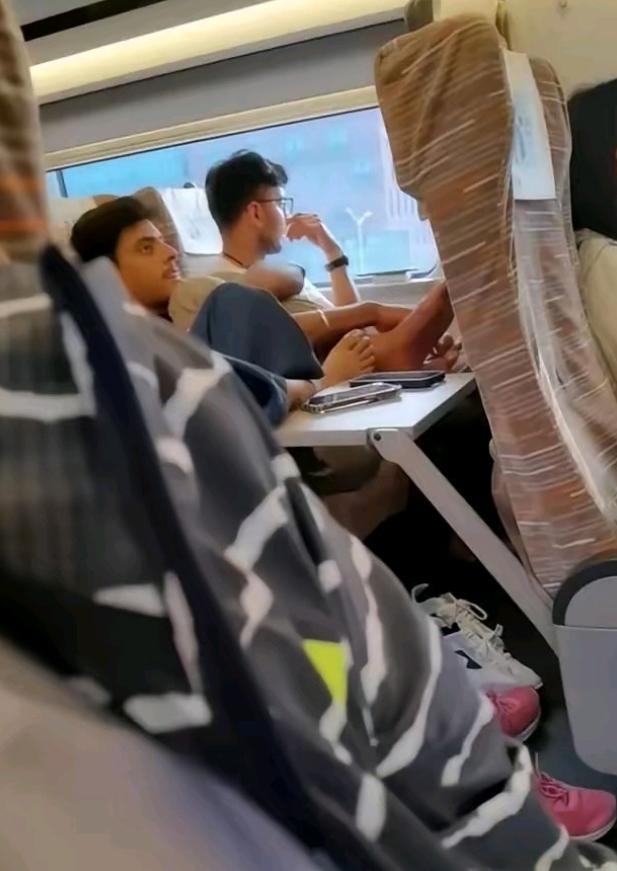 这就是给印度人放开签证的后果！！！

在我们的高铁上，俩印度年轻人就这么自然地把