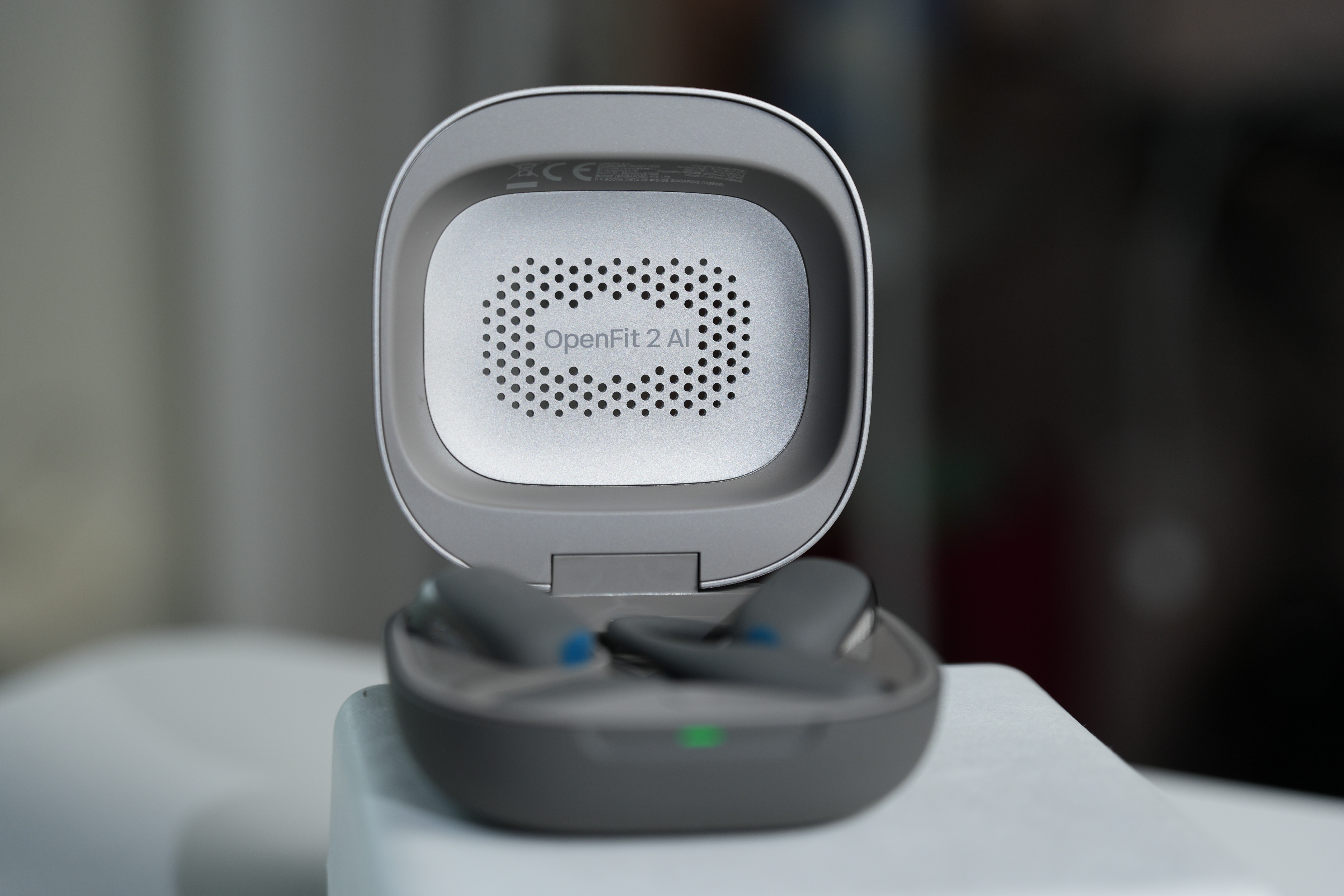刚给韶音OpenFit 2 AI拍了组开箱图，先聊聊第一印象。耳挂的亲肤材质和贴