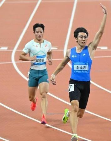 全运会田径男女百米飞人诞生!
昨天，15届全运会田径百米决赛结束。李泽洋以10.