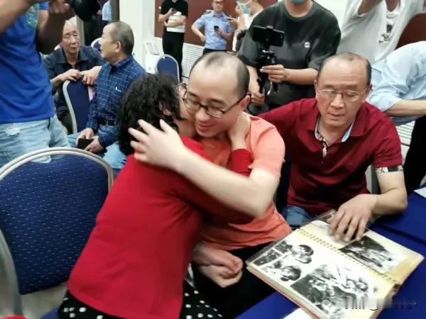 2岁被拐的毛寅，直到37年后才被找回；
3岁被拐的李海燕，父母找到了25年的时间