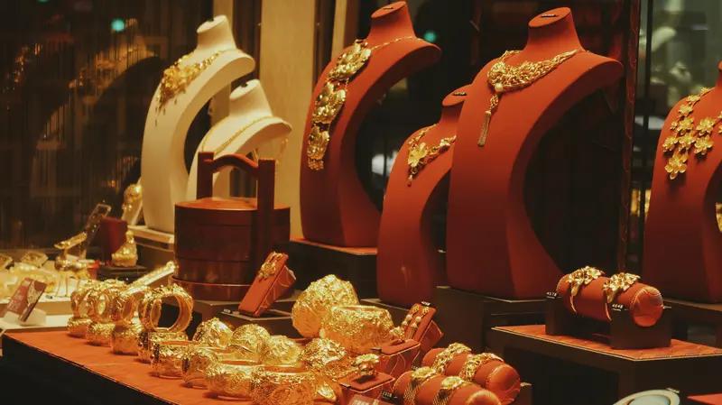 2025 年四季度以来，国际现货金价整体回落，但头部品牌金饰却“逆势”提价：  