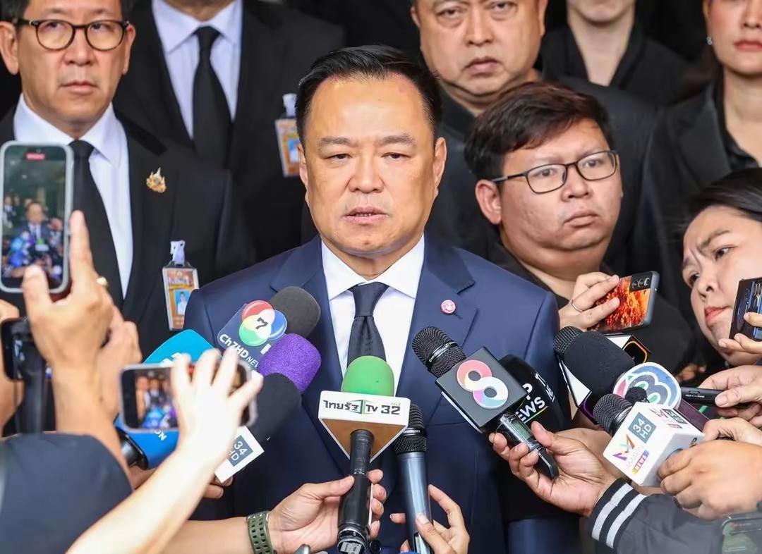 第一次知道这事儿！
王太后去世后，泰国要禁娱30天，民众需穿黑色衣物90天，以此