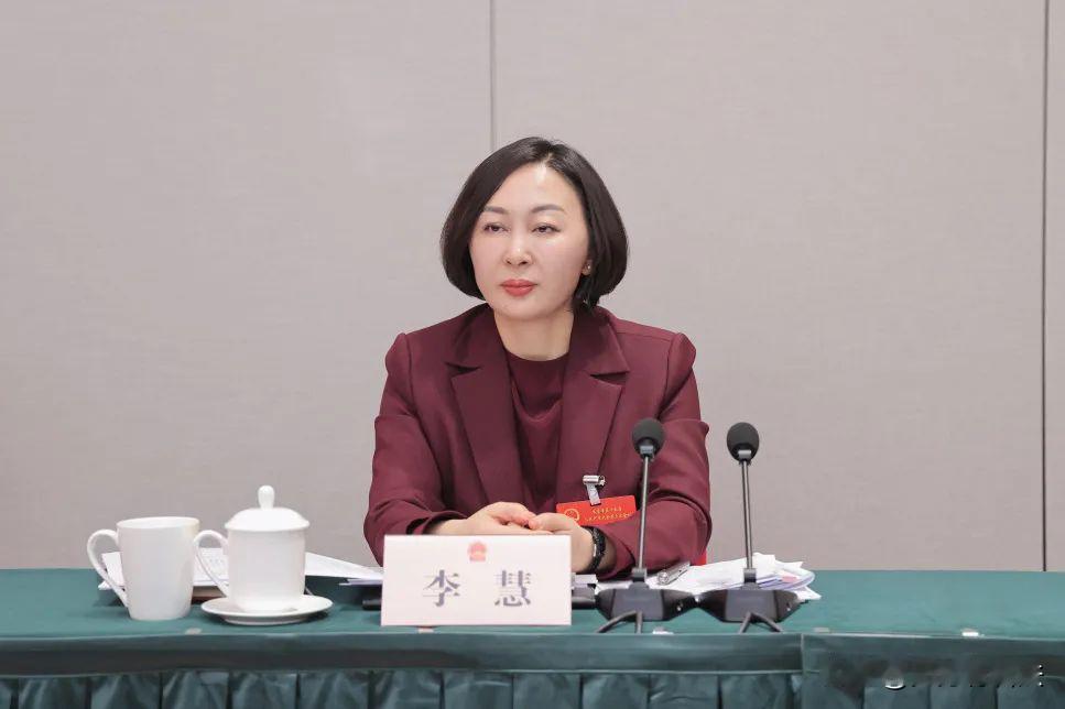 耳顺之年的冯原平，倒在了即将退休的门槛上。而就在一个多月前，他曾经的搭档和继任者