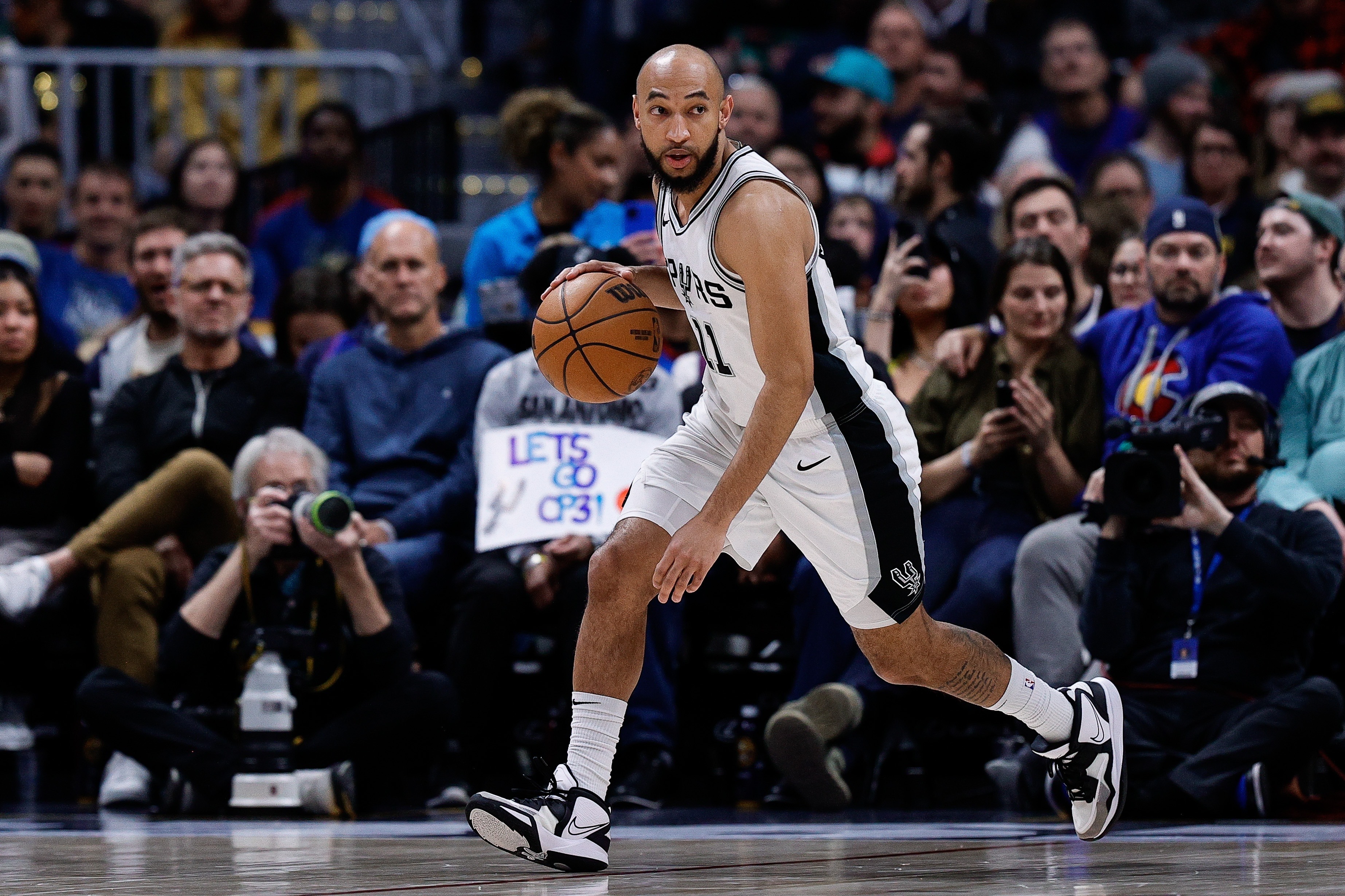 😢马刺伤员+1！官方：马刺后卫麦克劳林训练中遭遇右腿筋拉伤今日马刺官方宣布，球