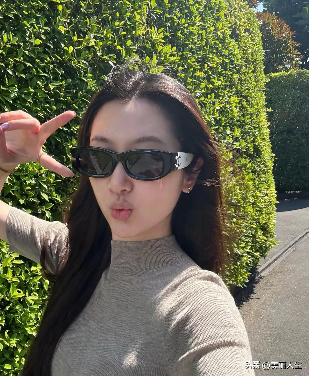 阳光明媚的午后，戴上墨镜，摆个酷酷的POSE！😎🌞