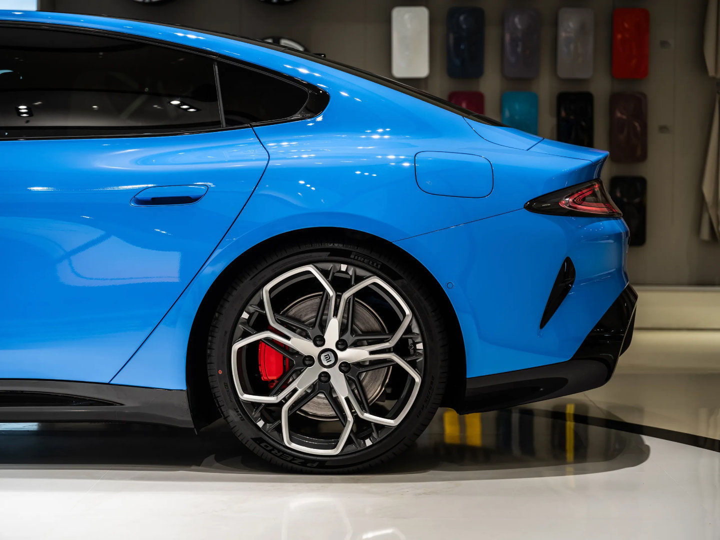 新su7实车到店了帅