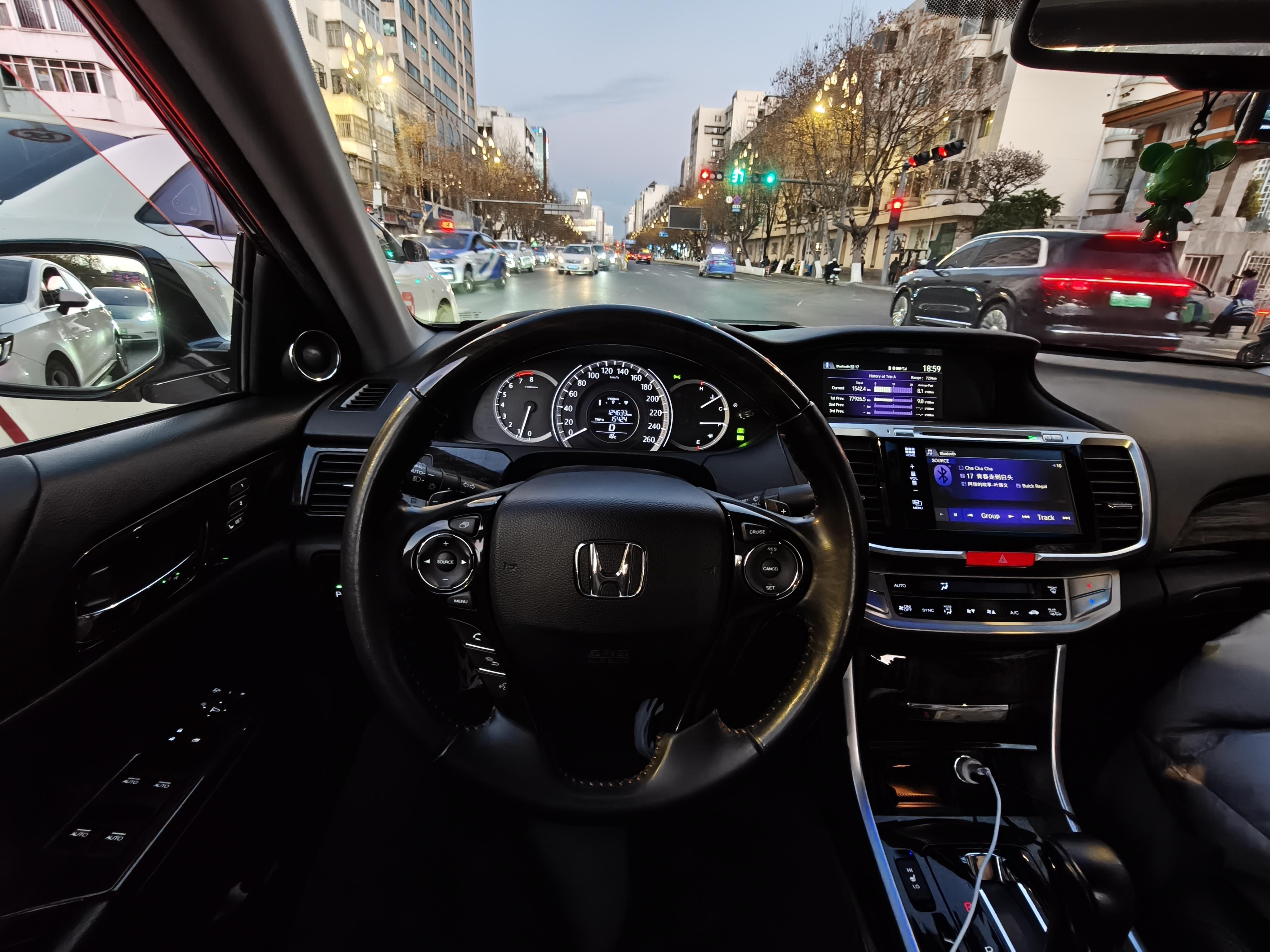 前不久换了变速箱油后，现在不看转速表升档基本感觉不到动作了，挺平顺的。虽然理论上