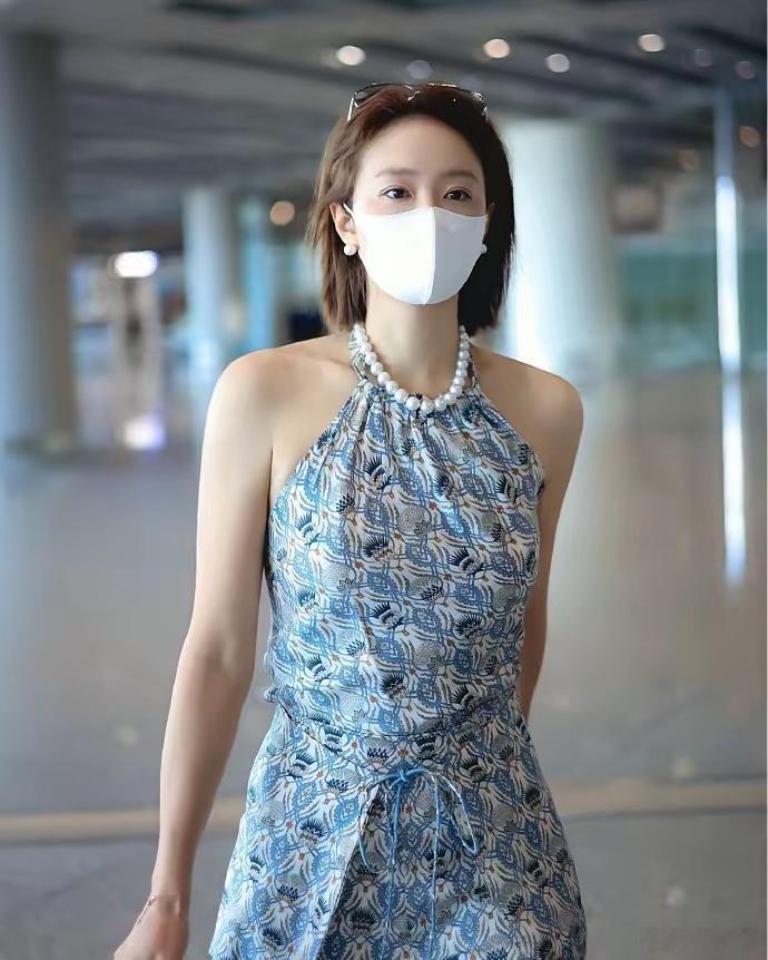 最近高叶现身机场，她这次搭配的很有时尚风情 
