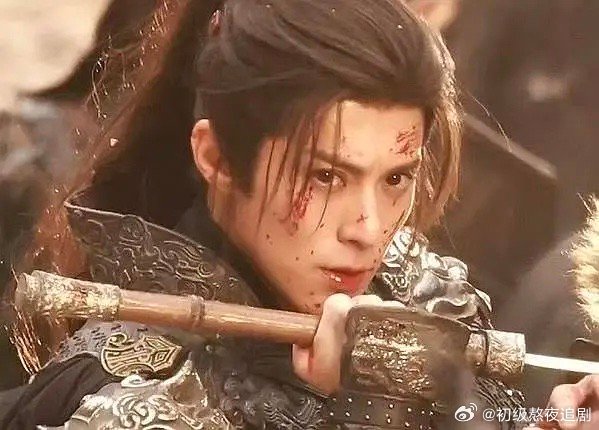 王鹤棣这算是镜面唇釉将军吗 