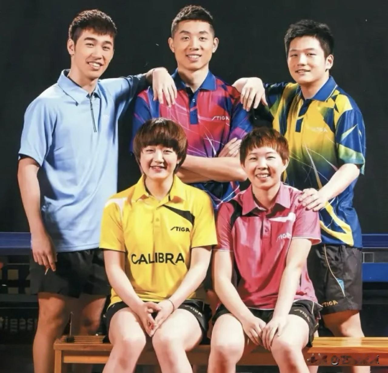 那时的陈梦宛如初绽的朝霞，青春洋溢；"咚咚"稚嫩的脸庞还带着未褪的童真。这张合影