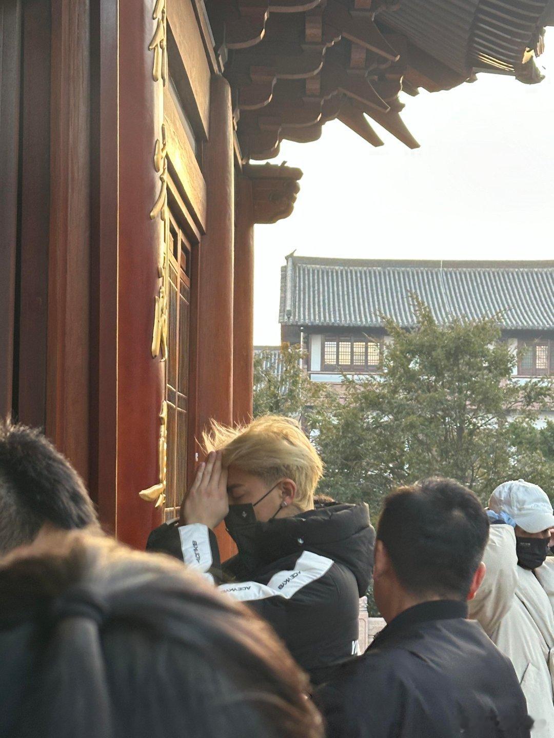 偶遇黄子韬徐艺洋寺庙祈福  黄子韬徐艺洋寺庙祈福 黄子韬徐艺洋寺庙祈福被偶遇 