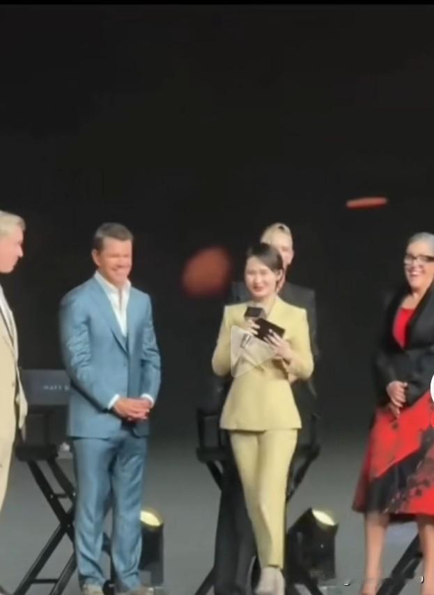 牵强的解释

据传上海女主持人说，因为是摄像机位的问题，所以向外宾半蹲下去身体，