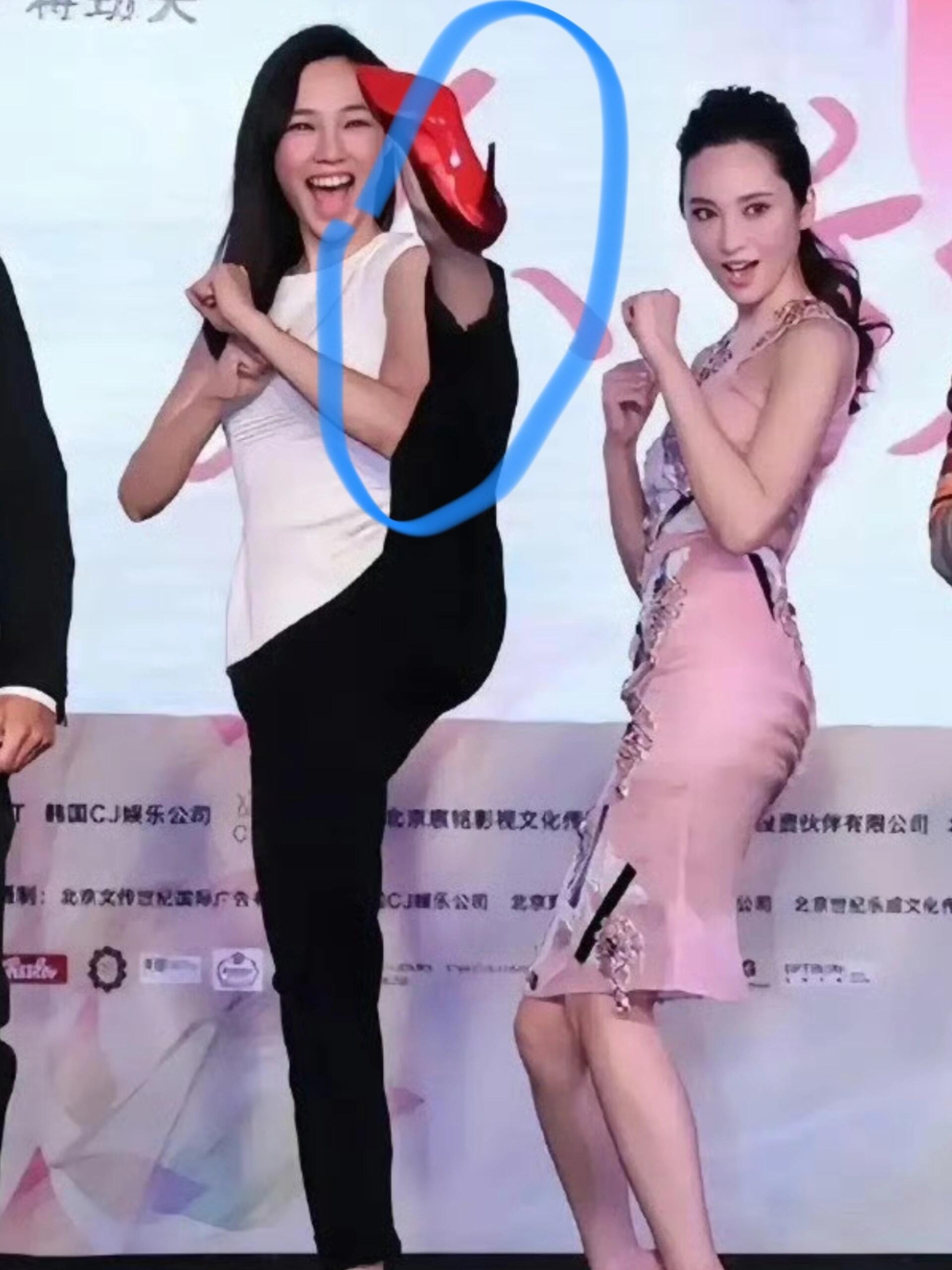 白百何这腿功真牛，一下子抬那么高把旁边的彭于晏吓一跳 