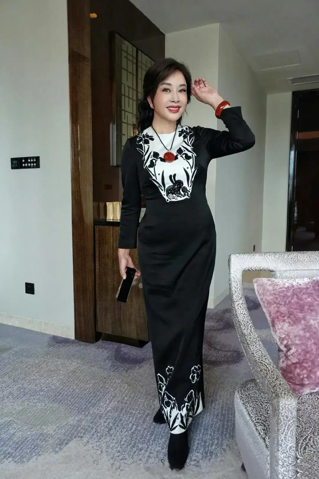 刘晓庆74岁还陷入这样的桃色新闻，原来背后是没有支付男方报酬，逗了一大圈没有什么