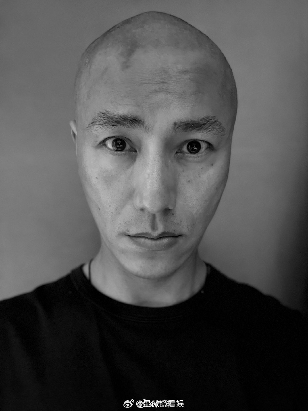 陈坤剃光头自拍陈坤的头怎么尖尖的 晒自拍照，哥剃光头啦！自黑头不圆，但是尖尖的也