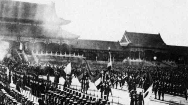1900年8月15日，北京城破的第二天凌晨，中国最有权势的女人套上一件汉族农妇的