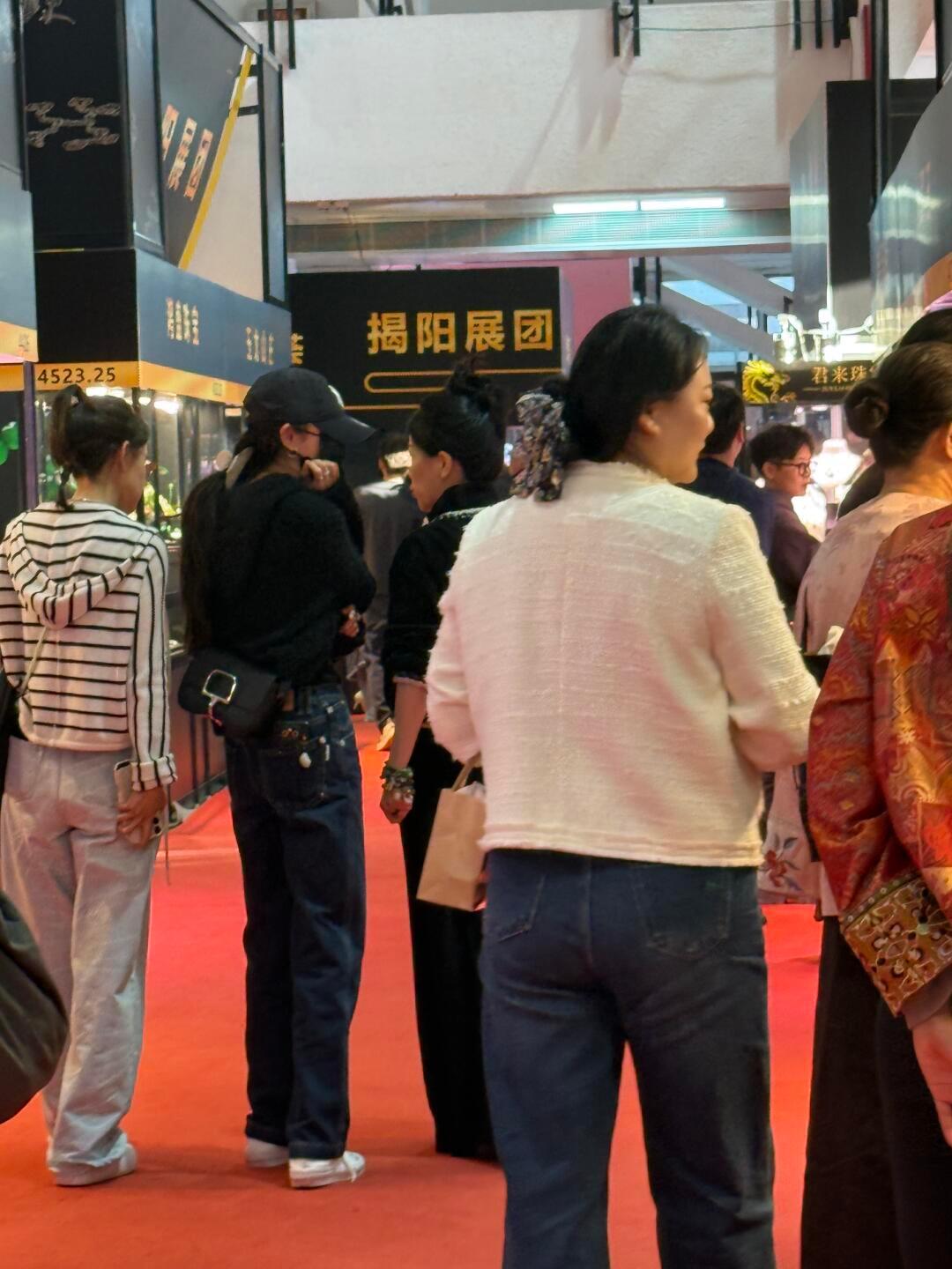 杨幂回国直奔珠宝展！捂成严严实实还被一眼认：气质藏不住啊
 
家人们谁的雷达这么