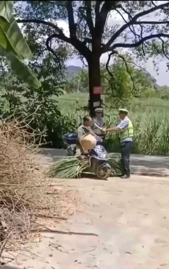 交警同志太辛苦了，到这么偏远的地方查酒驾！