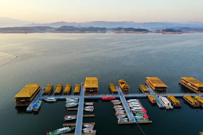 合肥与舒城这对“邻居”的关系可不简单。舒城万佛湖的水资源极为丰富，总库容高达9.