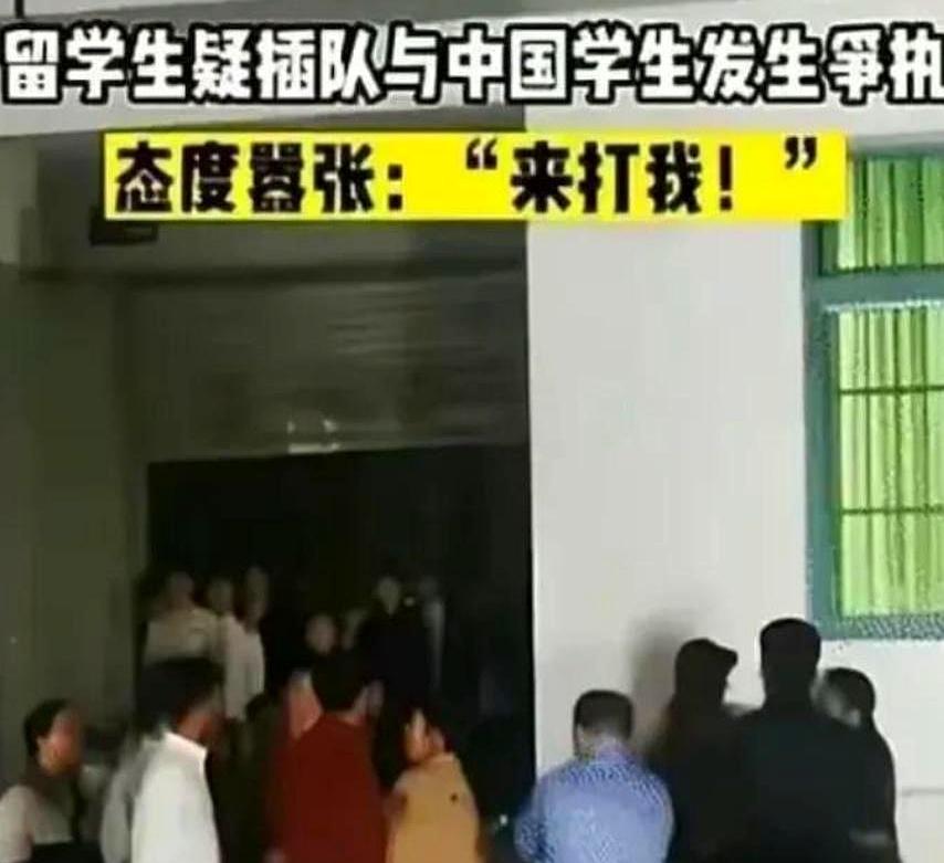 见过排队加塞不要脸的，但你见过插了队还把人围起来叫嚣“有本事打我”，最后反而让老