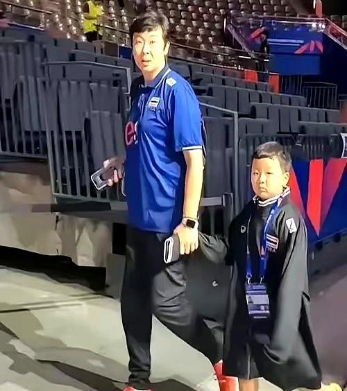 冯坤儿子撞脸她！

基因开挂复制粘贴

一张旧照炸出全网“复制粘贴”惊叹，冯坤儿