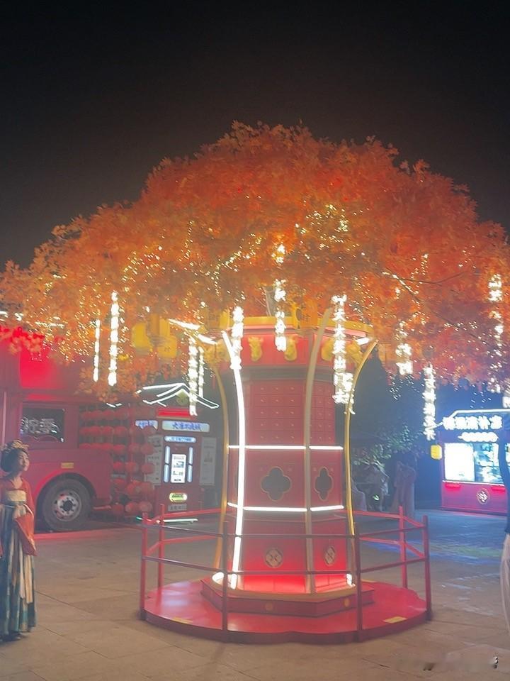 化妆到了10点50，然后去门口让摄影师咔咔拍了一通，不到20分钟，就快十一点半了