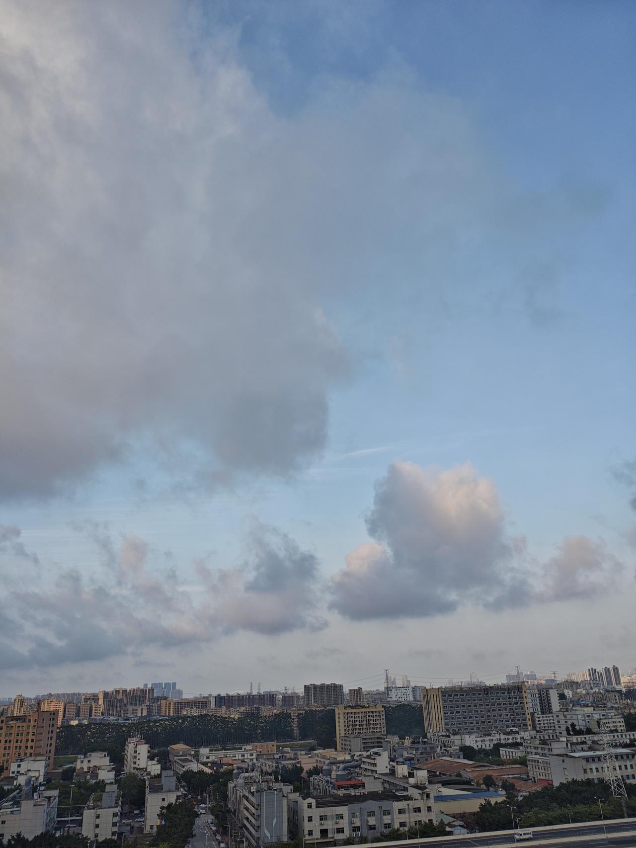 能否分享一下你拍摄的天空自己家阳台上拍到的天空，浅浅的蓝色天空很好看