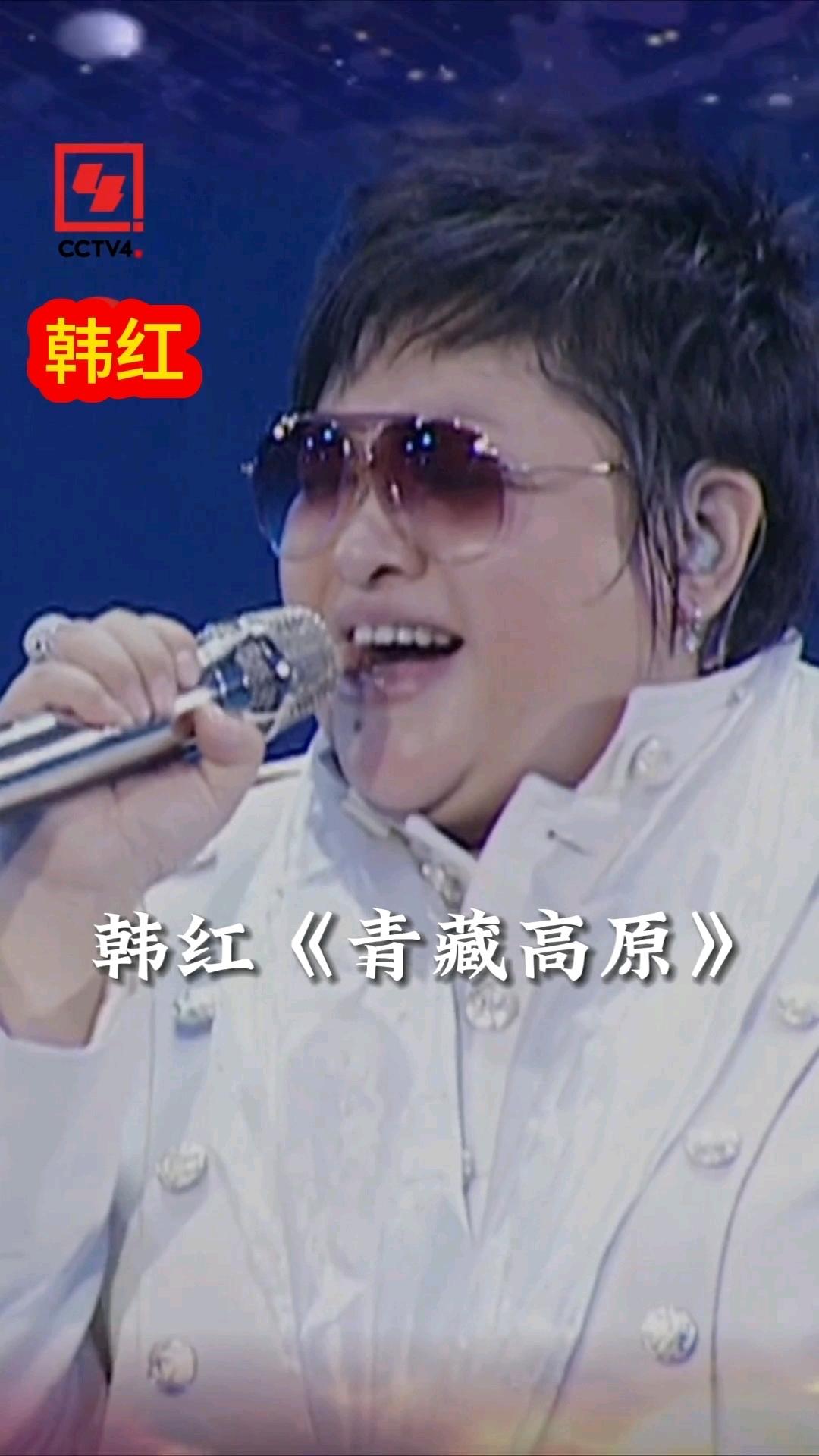 谢邀：做为圈外人哪里知晓她有多高地位，但这些年的公益事业让她的人气风生水起，超过