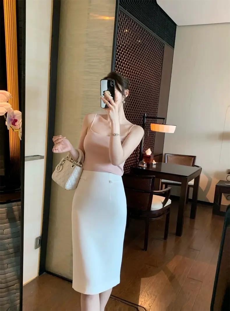 优雅穿搭指南：粉色上衣+白色半身裙，尽显温柔气质！💕