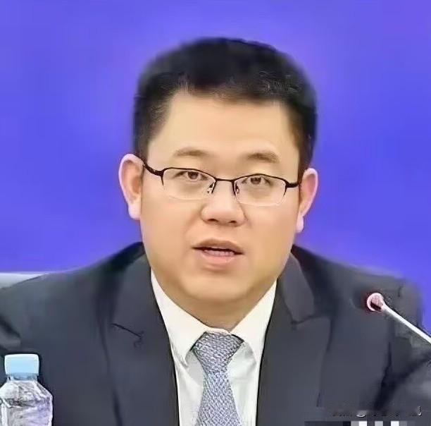 瞥见江西邱凌落马的通报，直接给我看麻了。
25岁镇长，27岁副县长，29岁赣州团