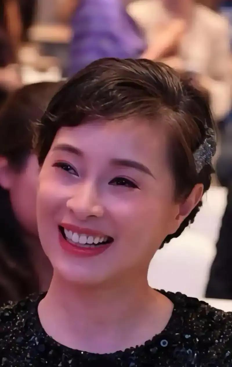 白玉兰奖吴越对陈建斌是三秒快步走过，不提陈年往事，我对你态度是无视你存在，见面不