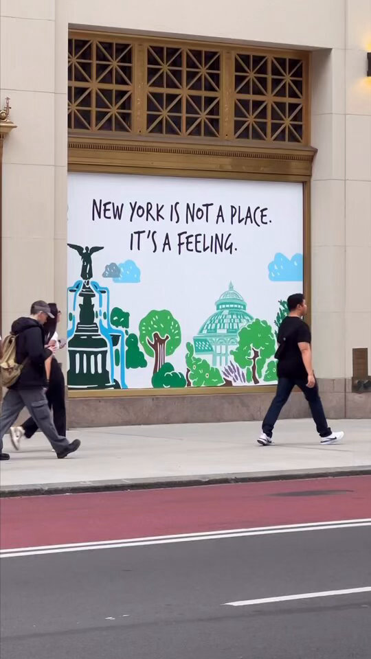 走过看到，上面写着：纽约不只是一个地点，它是一种感觉“New York is n