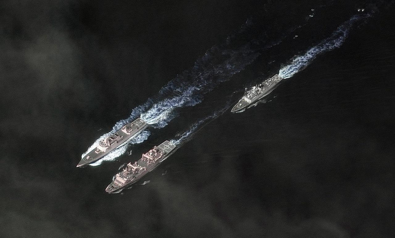 中国海军7万吨级别，两栖攻击舰战斗群出动，引发美国，西方卫星全天候监视！当地时间