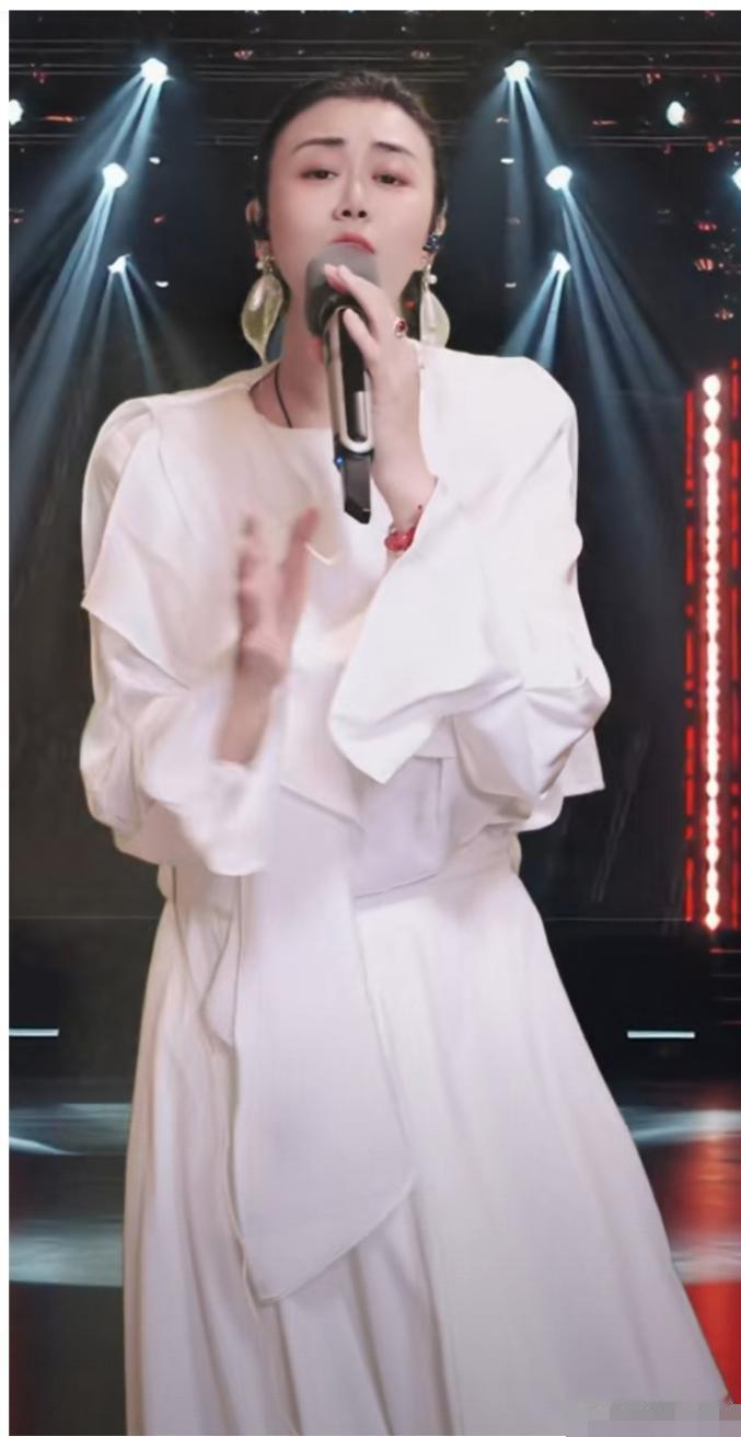 别看这个姑娘长的普普通通的，看起来没什么特别。但一查才知道，实际上有大本事，她做