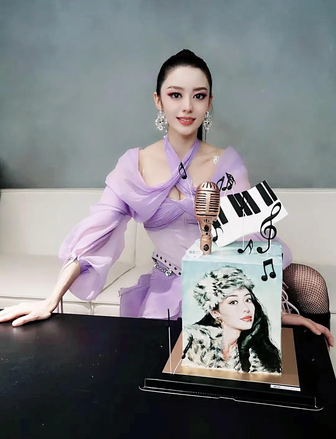 @吉娜爱丽丝 最新～
新歌首场演唱会结束，
感谢粉丝送的🌸花朵🌸