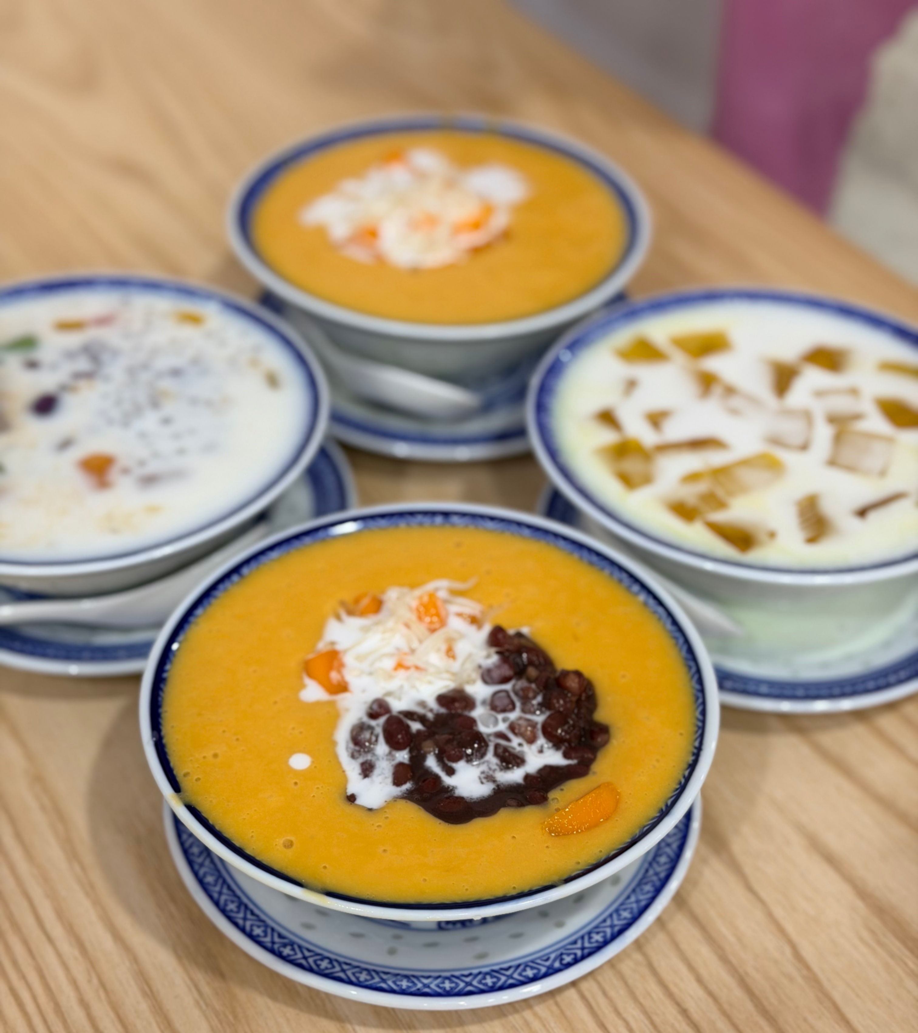 玉林物价感人！落地先安排一碗螺蛳粉，料加得很足：鸭掌、炸蛋、猪脚、紫苏等，四个人