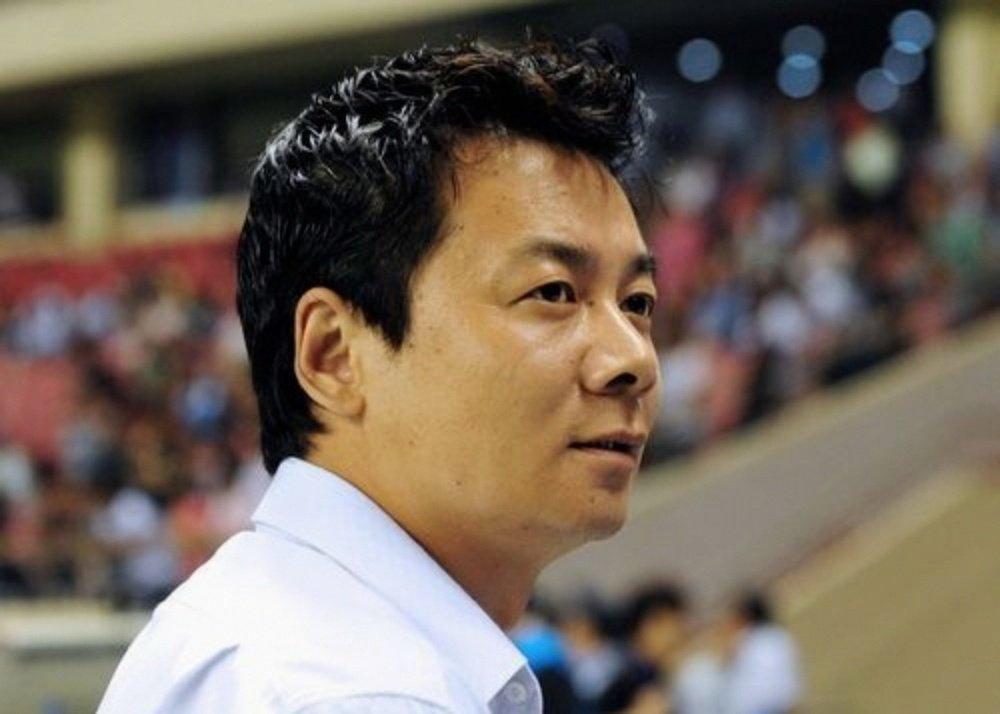 面对收购上海申花这个问题，朱骏走了一条小弯路。起先，他同几个朋友注册了一家名为上