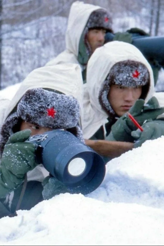 1972年，黑龙江省珍宝岛边境地区的雪中侦察的边防战士 ​。
