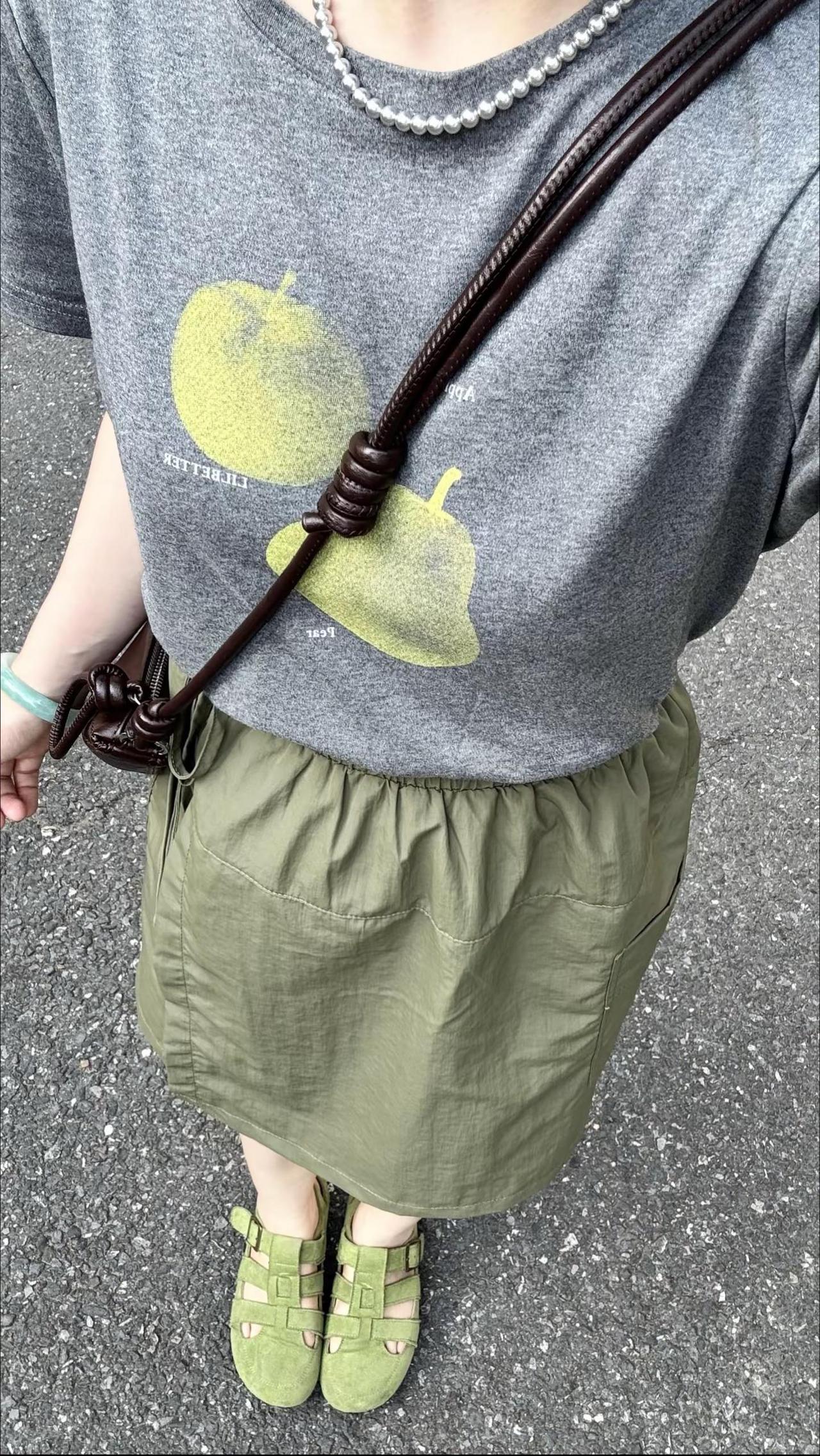 灰色正肩T➕工装裙🌿基础款就是最夯的 简简单单就很好看～夏日松弛感穿搭🌿 今