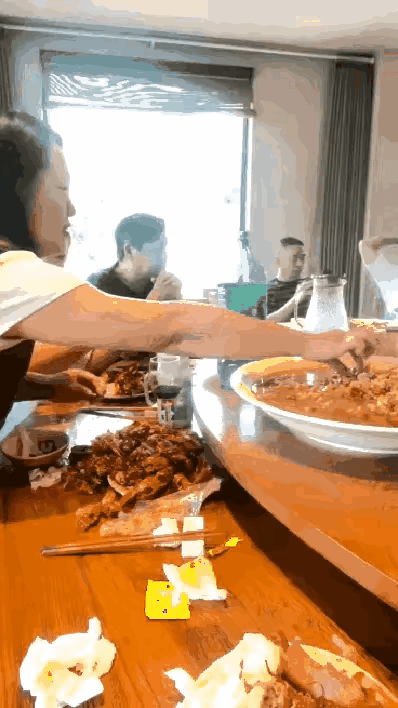 这是农村女人吃大席的现场，完全不顾形象，没有一点素质可言了，丢不丢人。