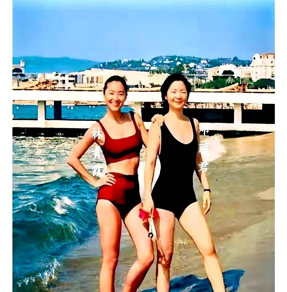 这张两位巨星的沙滩合影，背后故事太戳人了。

1990年，邓丽君其实是在巴黎“隐