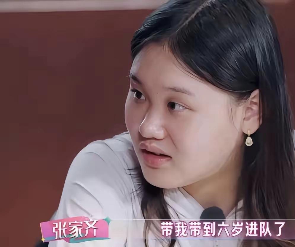 张家齐的妈妈不工作，在家里当家庭主妇，其实也是有底气的，毕竟女儿10岁就赚钱了，