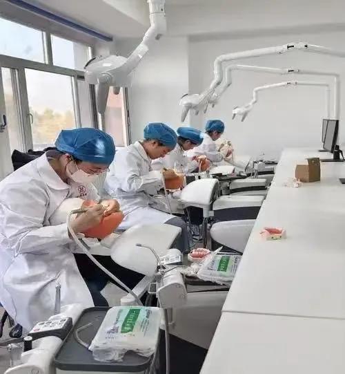 咱实实在在说，口腔医学到底值不值得报呢？
说实话，90%以上的人其实不适合学口腔