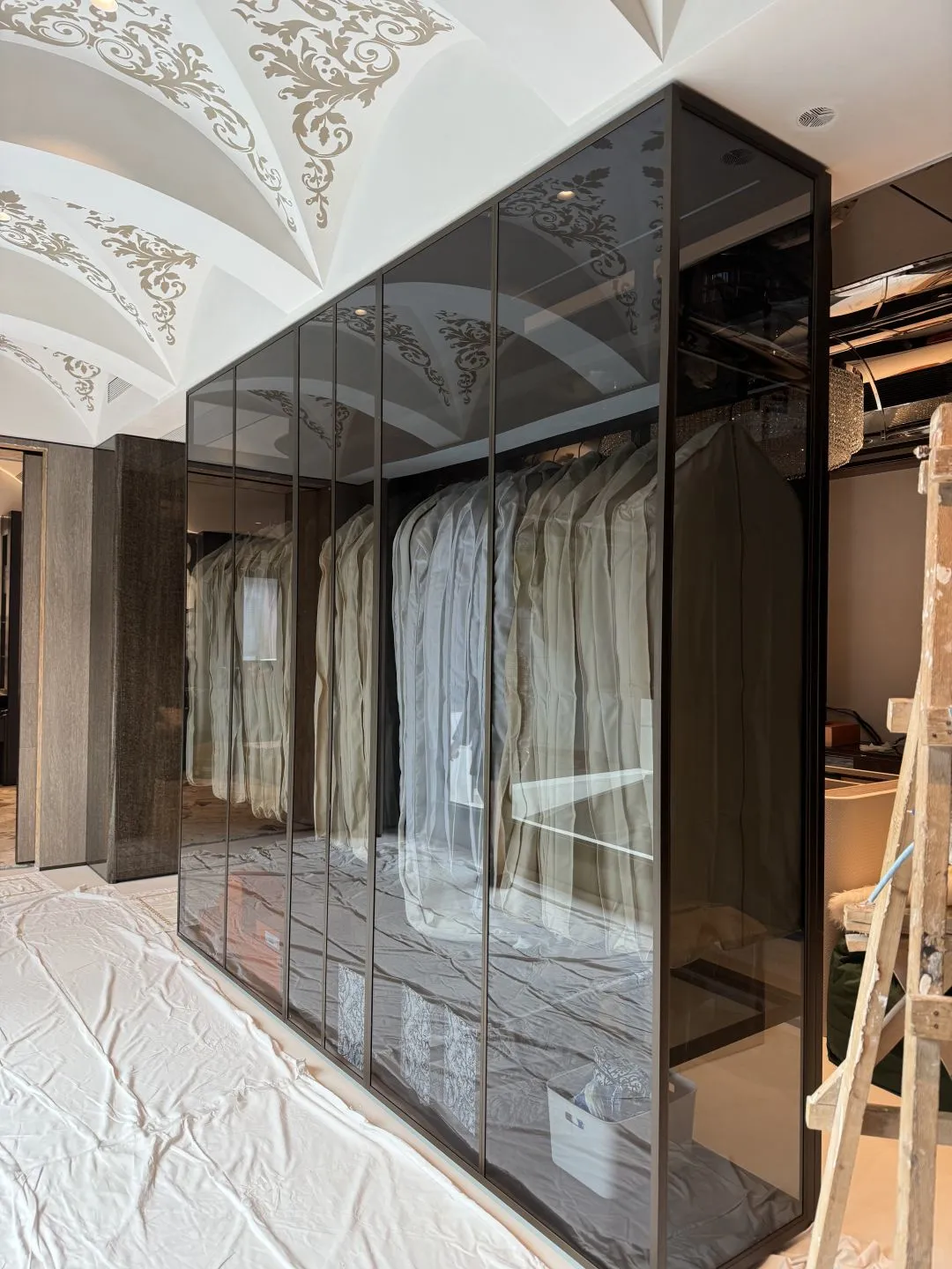 做了这个玻璃柜，我都不想出去