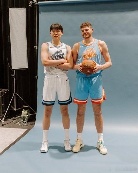 挖坑的题，我可不跳！有记者采访杨瀚森提问：“如果国家队比赛和NBA赛季遇到冲突时