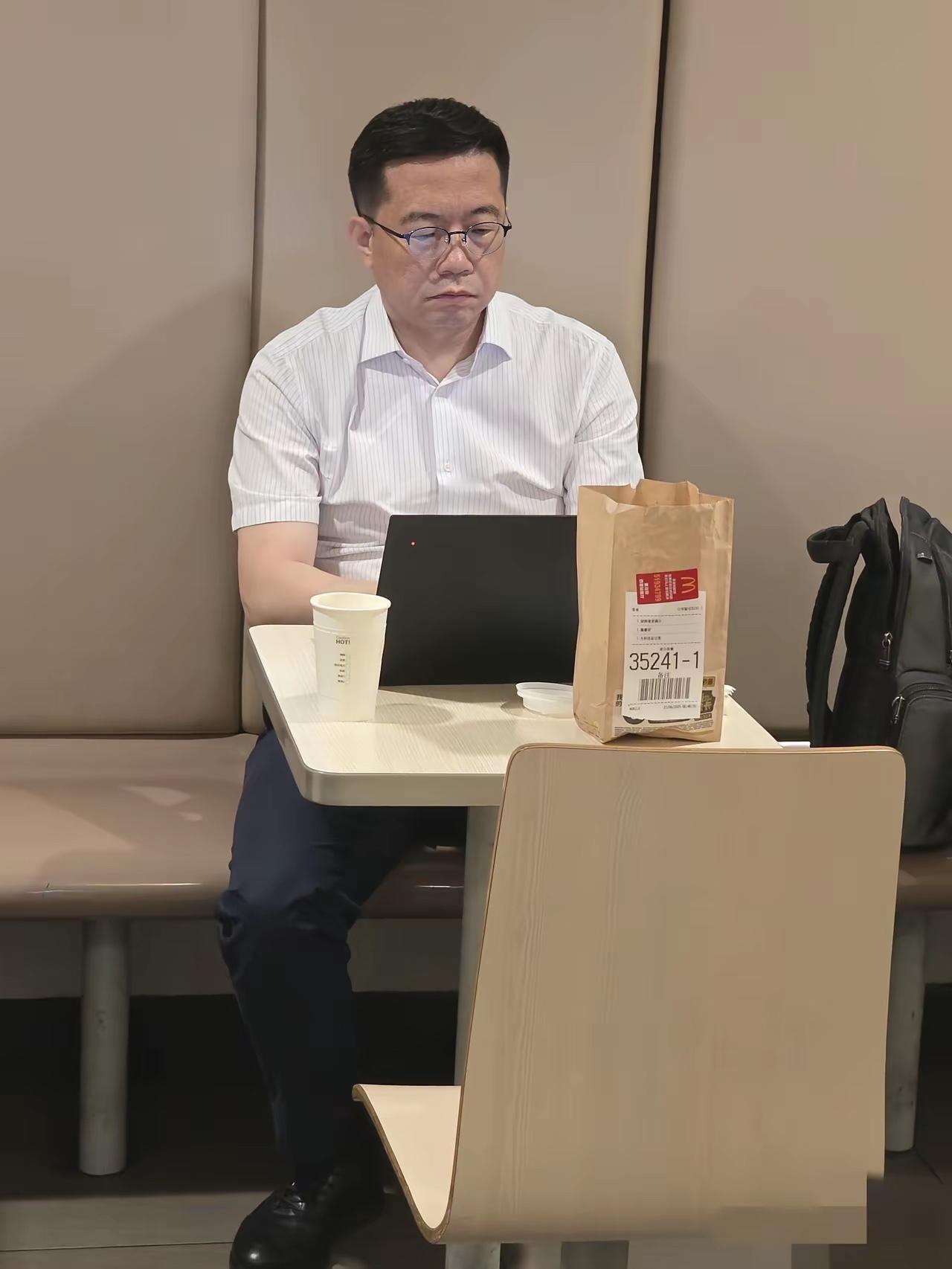 这位男士穿着和气质像极了体制内工作的