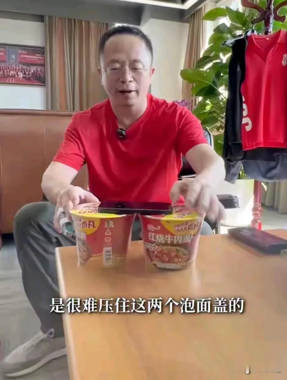 华为两万多的非凡手机，居然只是拿来压泡面盖子？你让设计这款手机的工程师们怎么想？