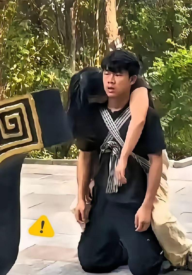 山东21岁女孩为爱翻墙私奔摔成瘫痪，男友14年不离不弃，背着女孩4次上泰山还愿！